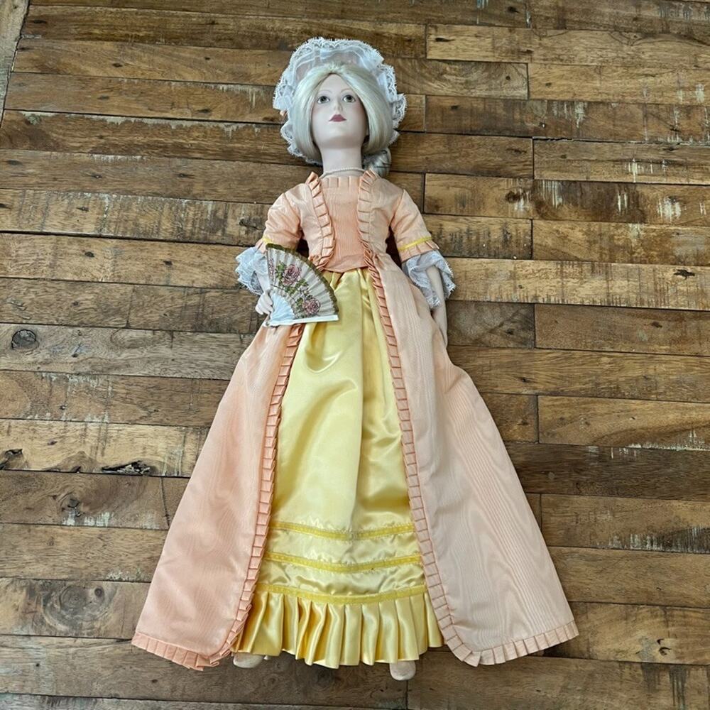 Franklin Mint Heirloom Collection 1985 'Martha Washington' Porcelain Doll